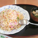 みどり屋 - 白っぽい、塩味の綺麗な焼き飯。胡椒の効いた澄まし汁？