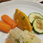 キッチン ブルー グローブ - 備えつけの野菜、パンプキンポテサラのアップ