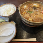 角丸 - 味噌煮込みうどん梅(玉子＋カシワ)＋ご飯小   味噌の主張は激しくないけれど塩味は丁度良いし出汁と相まって超美味いなぁ！麺は細めなのにしっかりとコシがある！蒲鉾やお麩など具沢山！こりゃ美味い♪