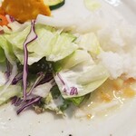 キッチン ブルー グローブ - 残ったソースに、サラダ、ご飯を絡めます