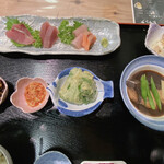 Hamayaki Ryoushigoya - 刺身と煮魚のセットです