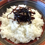 温泉旅館　もとよし - 『鉄ちゃん＆鉄子の宿』宿泊客の朝食（ご飯に昆布の佃煮をのせて）