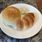 ベーカリーレストランサンマルク - 食べ放題のパン、クロワッサンと塩バターロール。