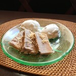 타로이모의 커스터드 케이크와 코코넛 밀크 아이스의 모듬