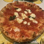 トラットリア ピッツェリア polipo - マルゲリータ（¥1,700円）お皿が見えないくらい大きなピザですが、モチモチで薄すぎないピザ生地なので、食べやすかったです。