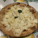 TRATTORIA-PIZZERIA polipo - クワトロフォルマッジ（¥1,900円）モッツァレラの柔らかな食感に始まり、途中から最後まで残るブルーチーズの風味は鼻から抜けていき、バランスが最高でした。個人的にはもう少し蜂蜜を足して欲しかったです。