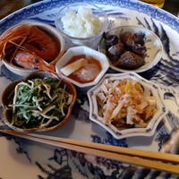 大傳梅梅 - 前菜盛り合わせ(酔っぱらい海老・いかセロリ和え・バイ貝の旨煮・ハチノス葱辛味あえ・豆苗干豆腐和え・クラゲ)