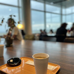 Amichi Derute - コーヒーと出来上がりブザーと、店内の様子、窓からは飛行機