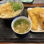 Marugame Seimen - 左← 冷かけ大  中央 かけ出汁   右→さつまいも イカ天 かしわ天