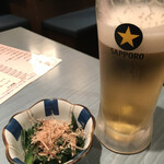 Ichino tori - 生ビールにお通しのほうれん草お浸し。