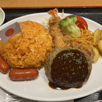 Taishuushokudou Teishokuno Marudai - ハンバーグ、エビフライ(下に鶏から揚げ)、ナポリタン、赤ウインナー、フライドポテト、野菜、ケチャップライス
