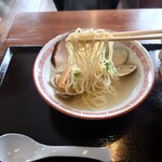 Gonori Harinogo - 麺は白っぽい柔麺系な感じ。