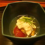 汲み上げ湯葉とウニとトマトの煮凝り