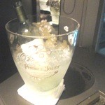 テーブル36 - 白は良く冷やして、ジンジャエールで割りましょ！氷もくださいね！