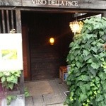 ヴィーノ・デッラ・パーチェ - 店の前です。