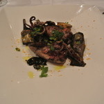 ヴィーノ・デッラ・パーチェ - イカとアーティチョークのイカ墨煮込みジャガイモとカラスミを添えて