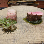 薪炭まだら - 【主】宮崎県産霧島黒豚の豚バラ（左）と奈良県産大和ポークのヒレ（右）