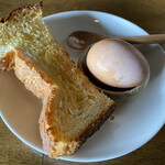 天気輪の柱 - 咀嚼するほどに、酵母感がある。ゆで卵の半熟度合いも良い塩梅で、岩塩と絶妙にマッチ！