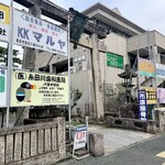 くるまや - 近隣にある駐車場入口、
※鳥居を潜って進入。