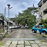 くるまや - 駐車場は参道沿いあり。