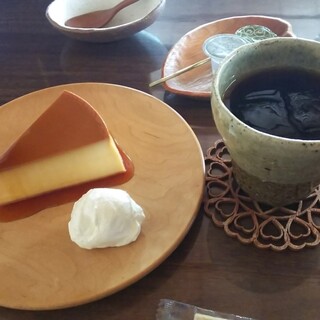 カフェ・ルーラル - 料理写真:自家製ケーキとドリンクセット（ぷりん＋ブナの雫）　900円