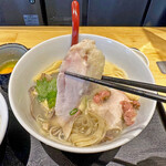 超純水採麺 天国屋 - しっとり食感の鶏モモ肉っぽいチャーシュー