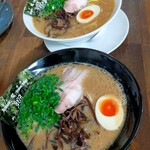 Ramen Hibiki - 奥が豚そば、手前は響らーめん