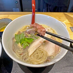 超純水採麺 天国屋 - 春を感じさせてくれる桜の花びらの塩漬け