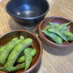 草津 極楽酒場 - ニンニクたっぷりで炒めた枝豆。