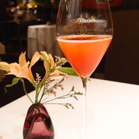 メゾン ポール・ボキューズ - 普通に赤ワインを飲もうかと思ったけど、季節のワインがあると聞いて、イチゴのワインを注文！ワインというかカクテルだったかな？