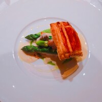 メゾン ポール・ボキューズ - リードヴォーのムニエルとマッシュルームのフリカッセ、フイユテと季節野菜と共に