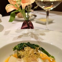 メゾン ポール・ボキューズ - 春キャベツで巻いた真鯛と小エビのルーロー、洋葱と小蕪のエチュベ、ブイヤベース風ジューソース