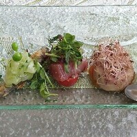 アルフォルトゥーナ - 前菜盛り合わせ、
                      姫サザエの白ワイン蒸し、稚鮎のフリットガラムマサラ風味、キハダマグロのカルパッチョ、宮城桜姫鶏もも肉の香草巻き、海老と筍のマリネ
