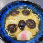 資さんうどん - 細麺(さいめん)って初めて食べました。ひやむぎを温かくして食べた感じで新鮮でした。