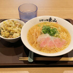 京都らぁ麺 東山 - 東山ラーメン850円、高菜とチャーシューのまぜご飯300円