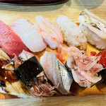 一平寿司 - 料理写真:ランチ¥2,000(¥1,000、¥1,500もあります)
県外から来た旨を伝えたら地のもののガスエビ(上段右から2番目)などを入れて下さいました♪