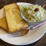 珈琲倶楽部ラピタ - フレンチトーストは8枚切りの甘くない仕様で、サラダはいわるゆコールスロー。