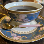 珈琲倶楽部ラピタ - 瀟酒なティーカップに入ったホットコーヒー。器には疎いが、何処となく昭和レトロな雰囲気に、違和感なく溶け込んでいる。