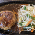 Kafe Kata Bami - ふっくらジューシーな和風ソースハンバーグに、野菜炒めを添えて。洋食店にあるような肉肉しい食感のハンバーグに、濃いめの和風みぞれソースがよく絡む。