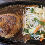 cafe 片喰 - ふっくらジューシーな和風ソースハンバーグに、野菜炒めを添えて。洋食店にあるような肉肉しい食感のハンバーグに、濃いめの和風みぞれソースがよく絡む。