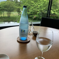 メゾン ケイ - 最初にお水を決める。ガス入りの水をオーダーするが…。