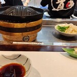 松戸ジンギスカン倶楽部 道 - 七輪と突き出しの野菜