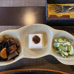 cafe 片喰 - ３種盛り合わせは、ひじき煮、味噌ダレ湯豆腐、キュウリとカニカマの酢の物。