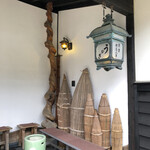 うなぎの 東海亭 - 鰻をとるドウが並んでます。