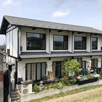 うなぎの 東海亭 - 北上川堤防から見た店舗