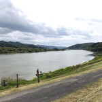うなぎの 東海亭 - 店の前の北上川