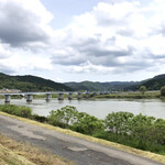 うなぎの 東海亭 - 店の前の北上川