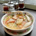 タイ国料理 ゲウチャイ - バミーナームさ。日本では警戒して注文しませんでしたが、これは美味しい