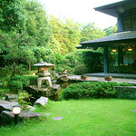 深大寺 水神苑 - 当店自慢の日本庭園がお席からご覧いただけます。