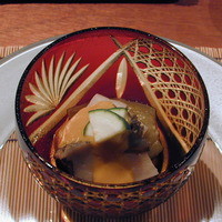 祇園 さゝ木 - 二品目
                  先付
                  器の底から
                  ・茄子
                  ・白芋茎
                  ・蒸しアワビのブツ切り
                  ・ウニのソース
                  